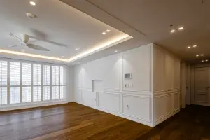 통창과 웨인스코팅이 어우러진 68평 클래식 거실